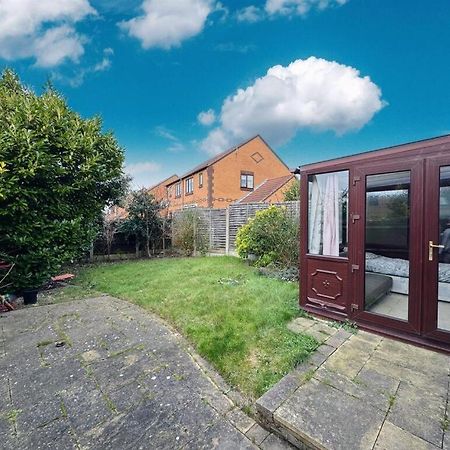 Clove, 3-4 Bed House With Garden, Free Parking, Sleeps 9 In Grays & Chafford Hundred Stifford Exteriér fotografie
