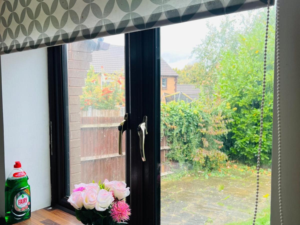 Clove, 3-4 Bed House With Garden, Free Parking, Sleeps 9 In Grays & Chafford Hundred Stifford Exteriér fotografie