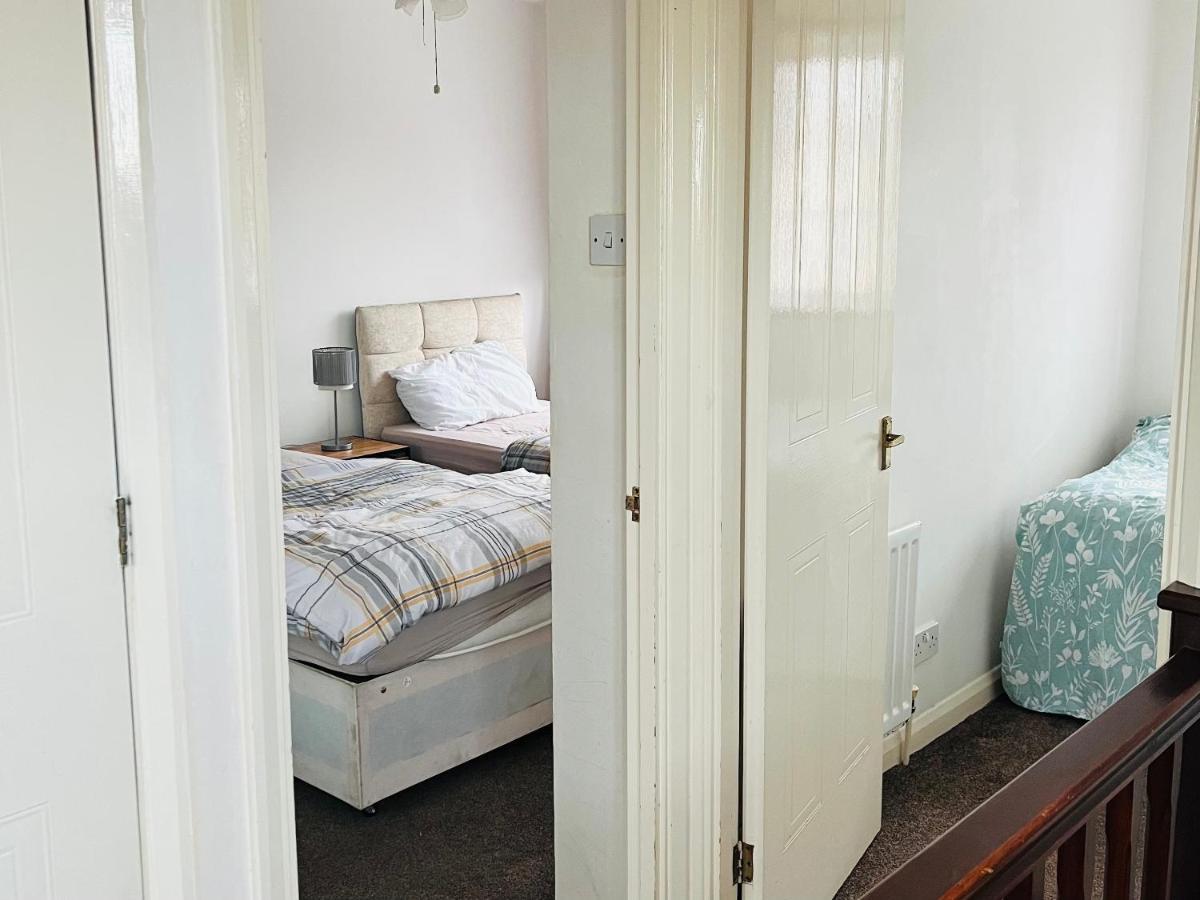 Clove, 3-4 Bed House With Garden, Free Parking, Sleeps 9 In Grays & Chafford Hundred Stifford Exteriér fotografie