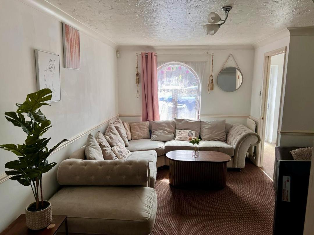 Clove, 3-4 Bed House With Garden, Free Parking, Sleeps 9 In Grays & Chafford Hundred Stifford Exteriér fotografie