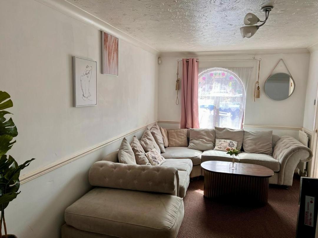 Clove, 3-4 Bed House With Garden, Free Parking, Sleeps 9 In Grays & Chafford Hundred Stifford Exteriér fotografie