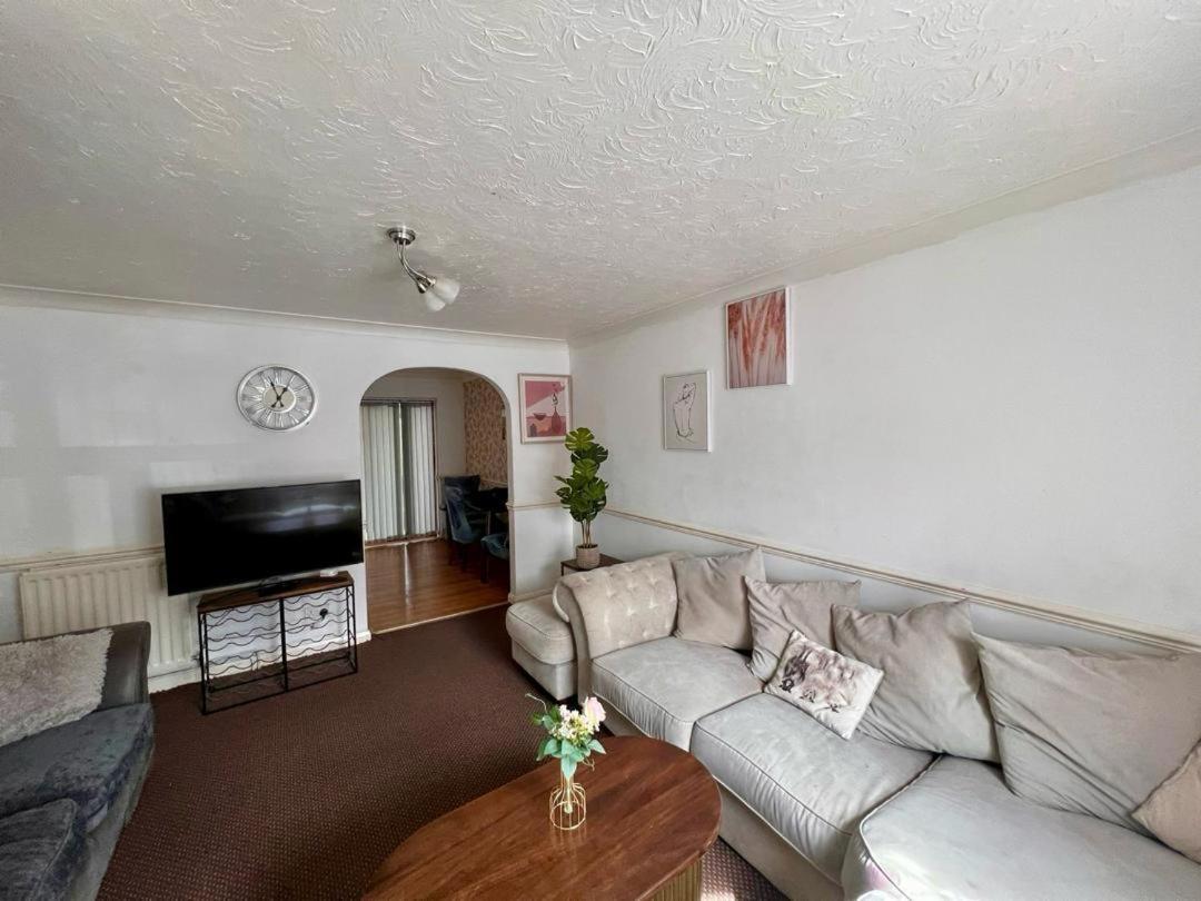 Clove, 3-4 Bed House With Garden, Free Parking, Sleeps 9 In Grays & Chafford Hundred Stifford Exteriér fotografie