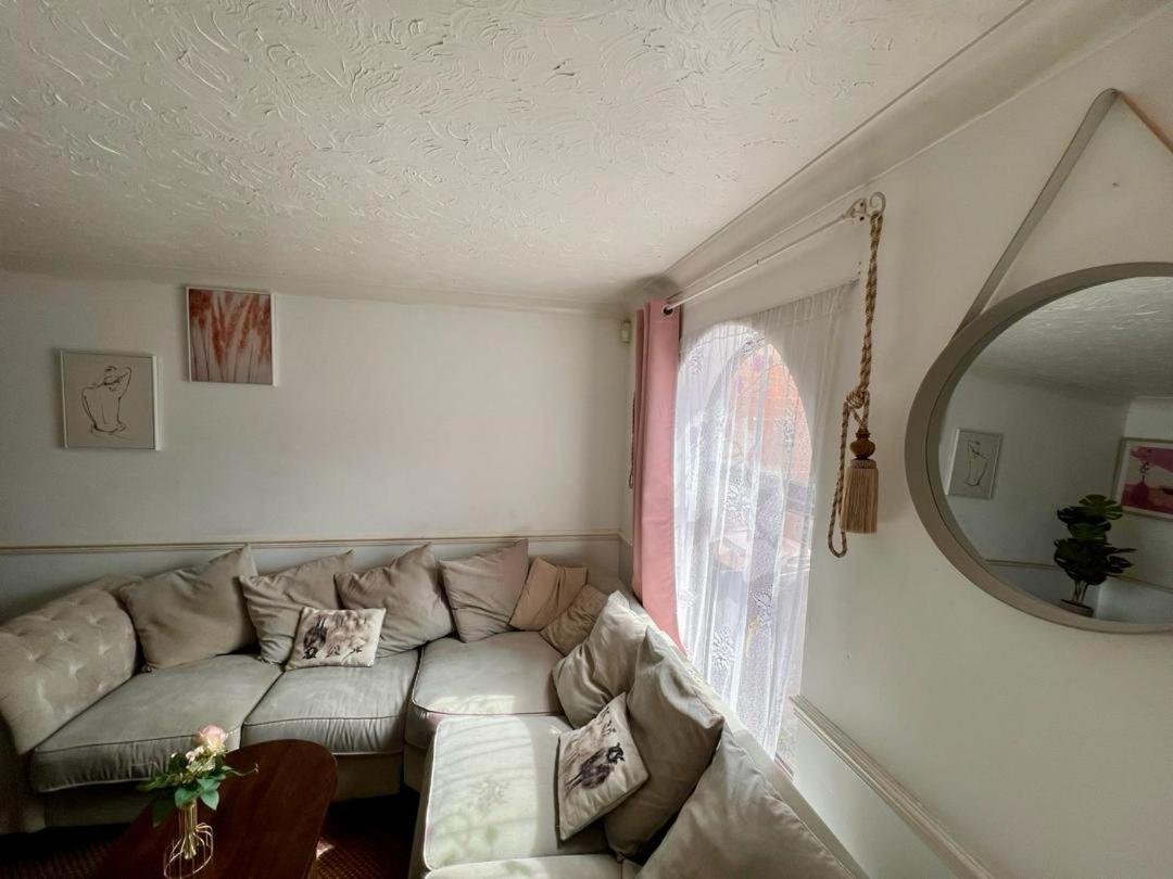 Clove, 3-4 Bed House With Garden, Free Parking, Sleeps 9 In Grays & Chafford Hundred Stifford Exteriér fotografie
