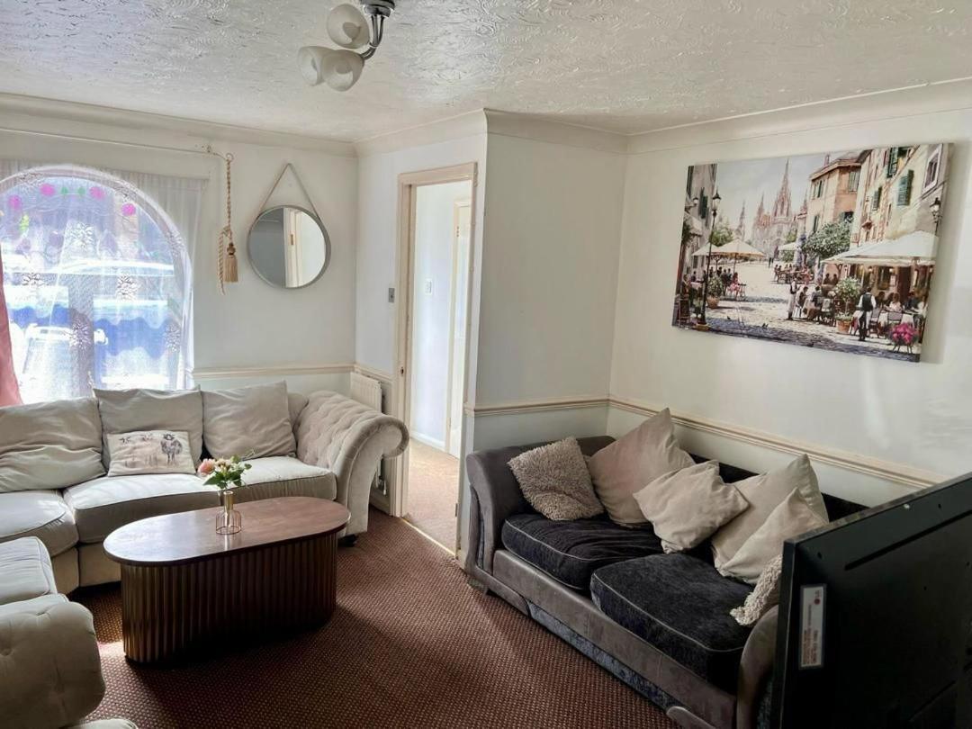 Clove, 3-4 Bed House With Garden, Free Parking, Sleeps 9 In Grays & Chafford Hundred Stifford Exteriér fotografie
