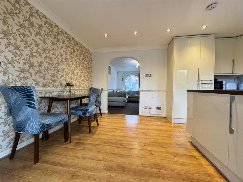 Clove, 3-4 Bed House With Garden, Free Parking, Sleeps 9 In Grays & Chafford Hundred Stifford Exteriér fotografie