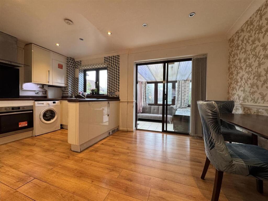 Clove, 3-4 Bed House With Garden, Free Parking, Sleeps 9 In Grays & Chafford Hundred Stifford Exteriér fotografie