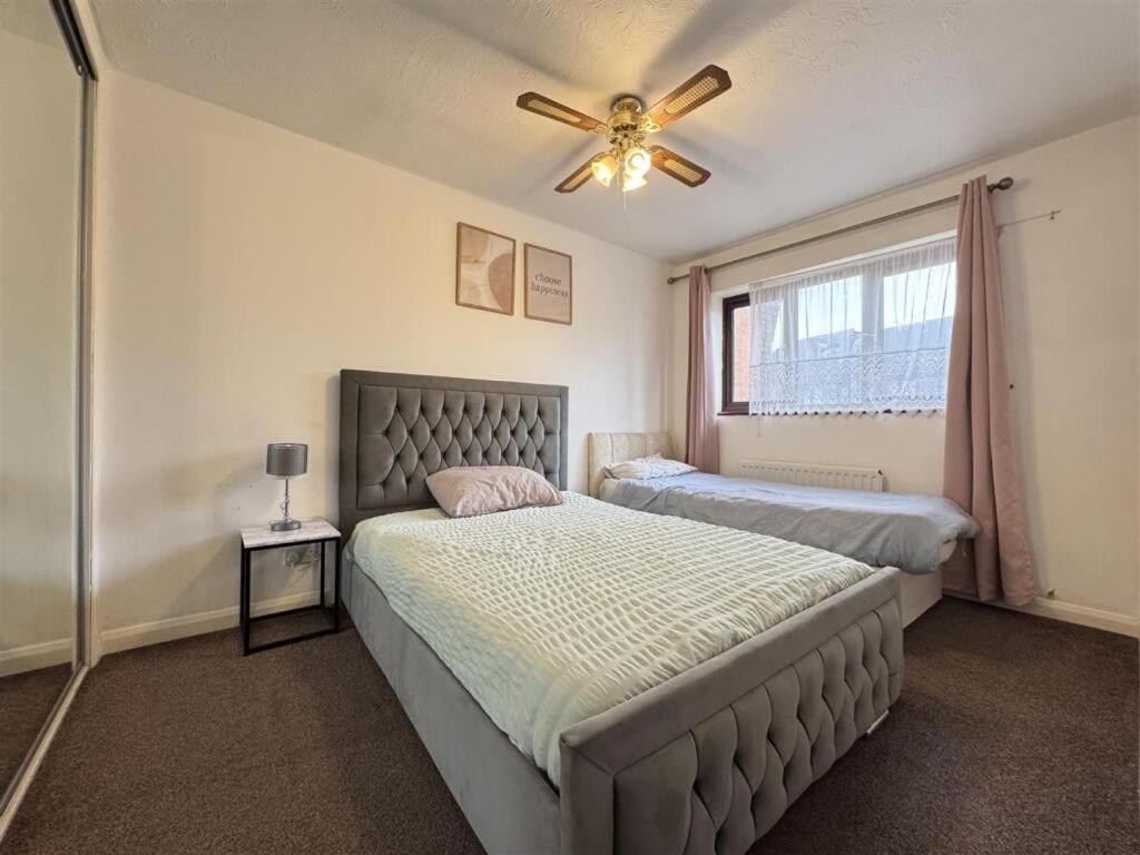 Clove, 3-4 Bed House With Garden, Free Parking, Sleeps 9 In Grays & Chafford Hundred Stifford Exteriér fotografie