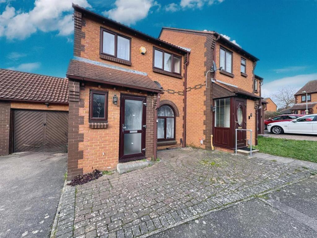 Clove, 3-4 Bed House With Garden, Free Parking, Sleeps 9 In Grays & Chafford Hundred Stifford Exteriér fotografie