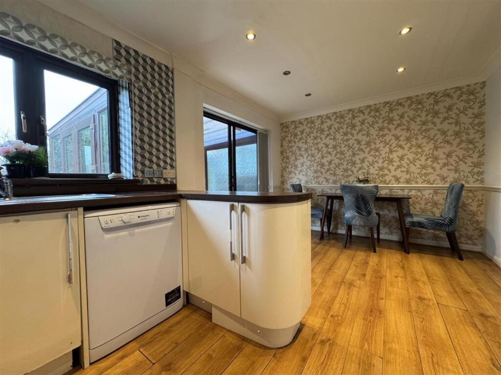 Clove, 3-4 Bed House With Garden, Free Parking, Sleeps 9 In Grays & Chafford Hundred Stifford Exteriér fotografie